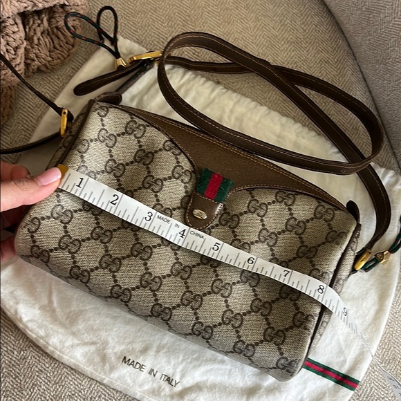 Gucci GG Supreme Crossbody Bag - Picture 15 of 17